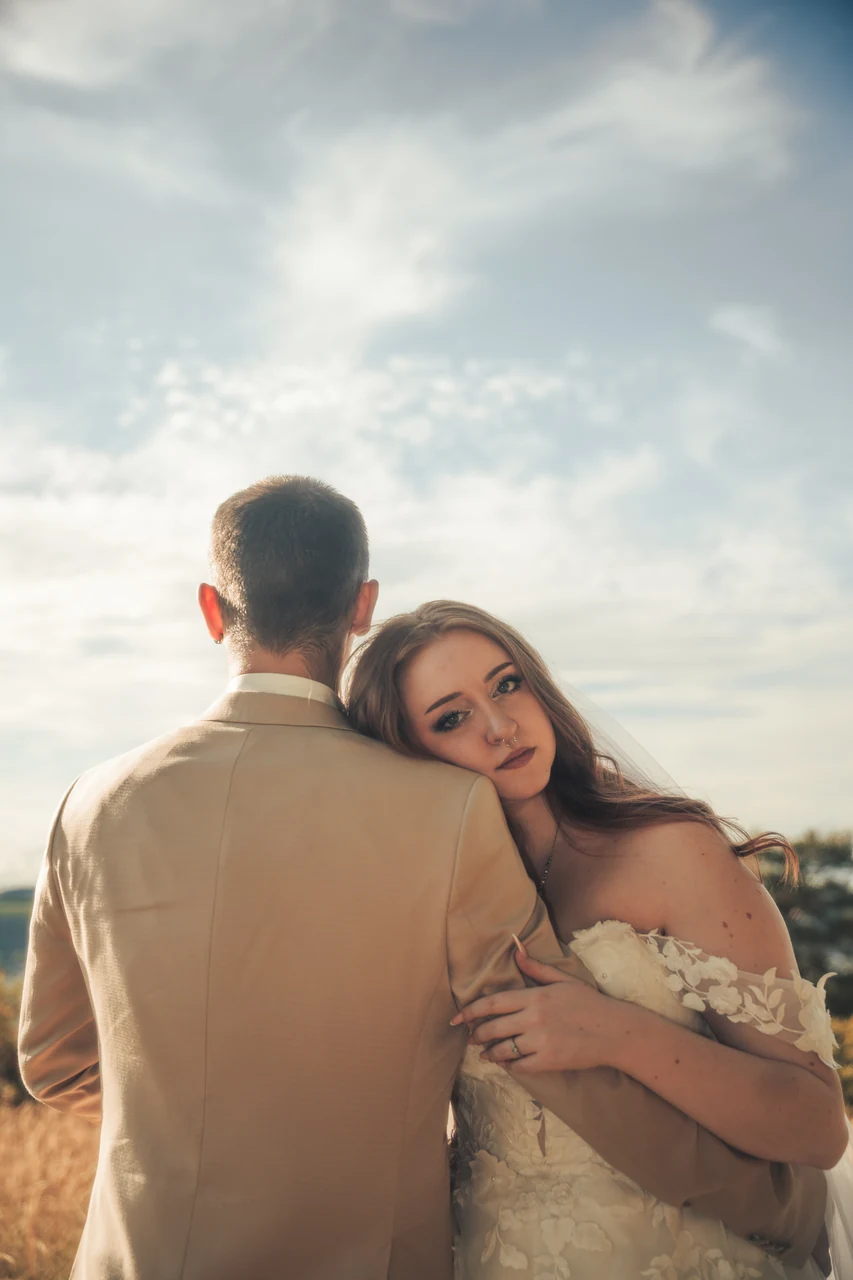 Braut lehnt sich an die Schulter ihres Partners beim After-Wedding-Shooting